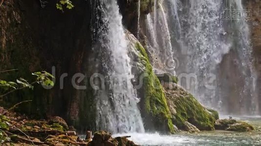 克罗地亚有瀑布的湖泊。 地点：国家公园Plitvice。视频