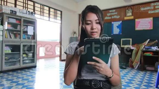 泰国女人用平板电脑视频