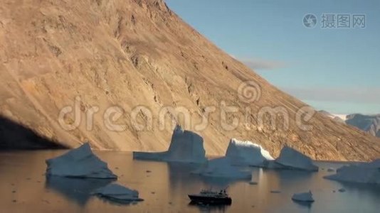 海山和反映水的大型冰山..视频