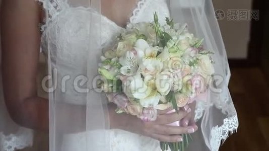 快乐的新娘捧着婚礼花束视频