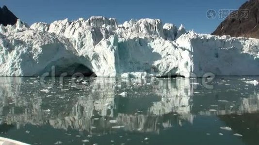 海山和反映水的大型冰山..视频