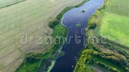 美丽的河流景观。 空中观景视频