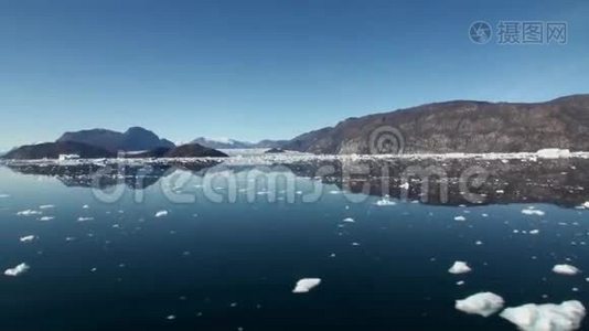 海山和反映水的大型冰山..视频