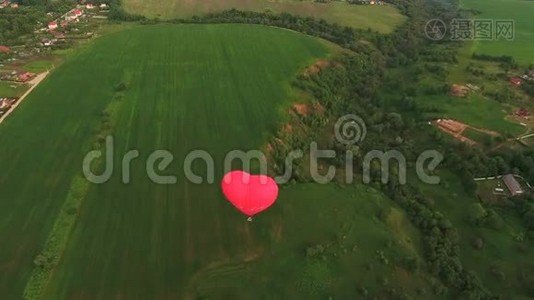 热气球在天空中飞过田野。 空中景观视频