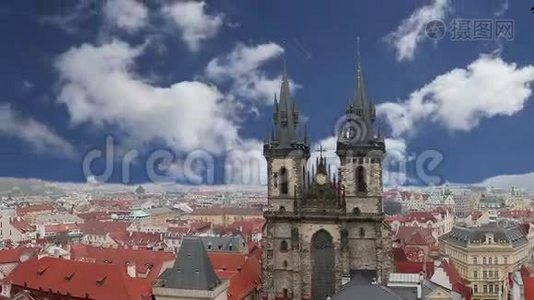 捷克共和国布拉格老城广场Tyn前的上帝母亲哥特式教堂视频