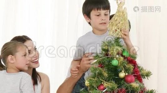 家庭在家装饰圣诞树视频