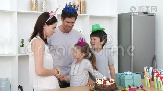 一家人在厨房庆祝生日视频