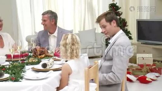 家人吃圣诞晚餐视频
