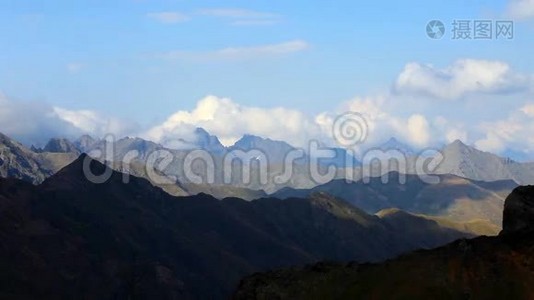 夏日美丽的山景.视频