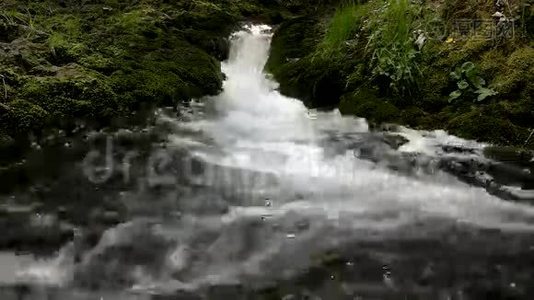 小山涧上的梯级，流水不息视频