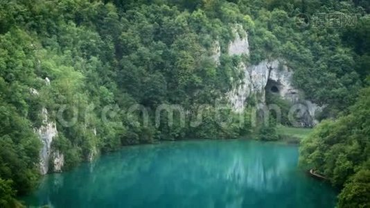 欧洲克罗地亚有瀑布的湖泊。 地点：国家公园Plitvice。视频