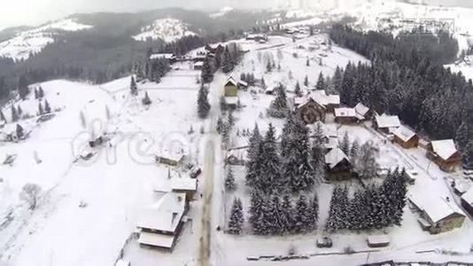 喀尔巴阡山村落的空中拍摄视频