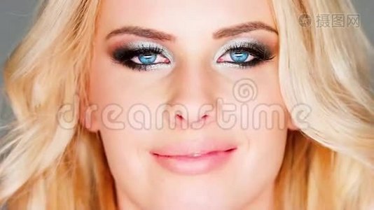 蓝色的眼睛和美丽的微笑女人的妆容视频