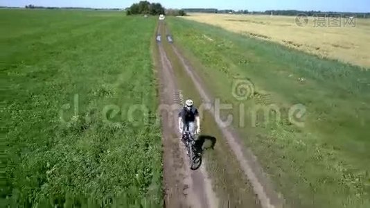 人在农村公路上骑自行车.. 空中景观视频