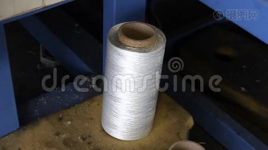 纺织工业.纺纱机上的纱线线轴视频