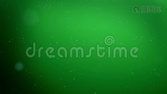 装饰3d雪花落在绿色背景上.. 用作圣诞节、新年贺卡或冬季环境的动画视频