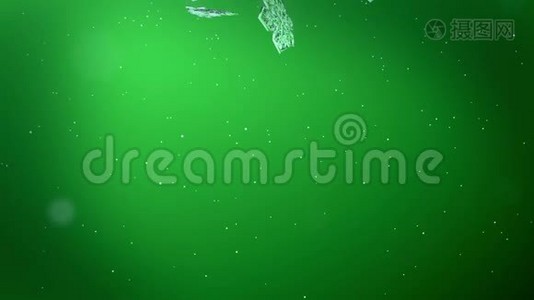 装饰的3d雪花在绿色背景下夜间落下.. 用作圣诞、新年贺卡或冬季动画视频
