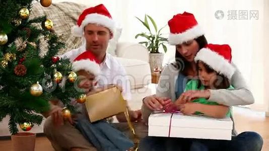 幸福的家庭在家里开圣诞礼物视频