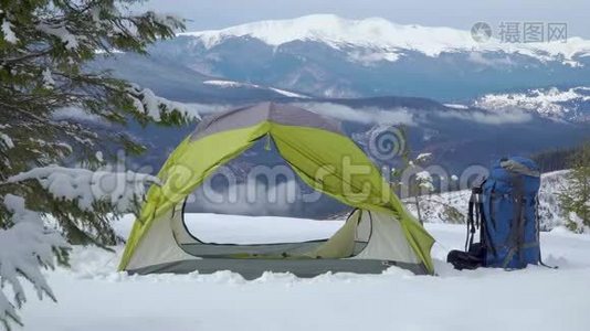 在冬天的山上露营视频