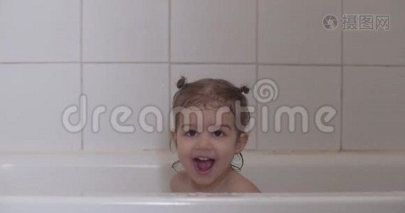 小女孩在浴缸里玩得很开心。视频