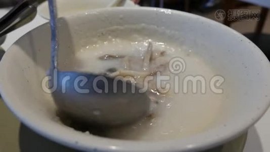 女人吃猪肉和皮蛋粥的动作中餐厅视频