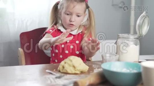 一个小女孩在厨房里揉面团当馅饼视频