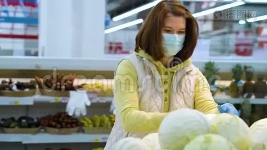 大流行病期间在杂货店里摘白菜的医生面具视频
