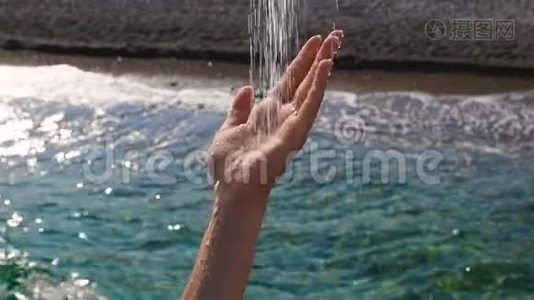 饮用水水滴落在手上。 女人的手在玩饮料水滴视频