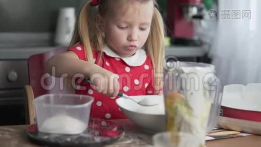 一个漂亮的小女孩在厨房做饭视频