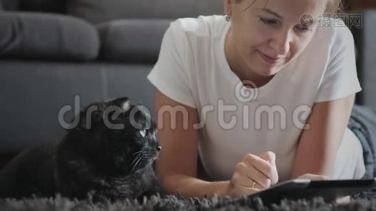 女人在家里和宠物一起用平板电脑视频