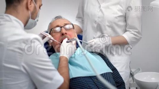 成熟的男人被牙科医生包围。 中型近距离拍摄4k红色相机视频