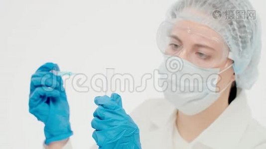 可爱的白人女科学家在实验室里放了一张蓝色的脸视频