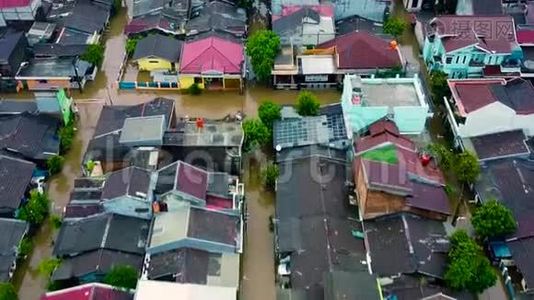 空中POV视图描述洪水。 大规模自然灾害后造成的破坏。视频