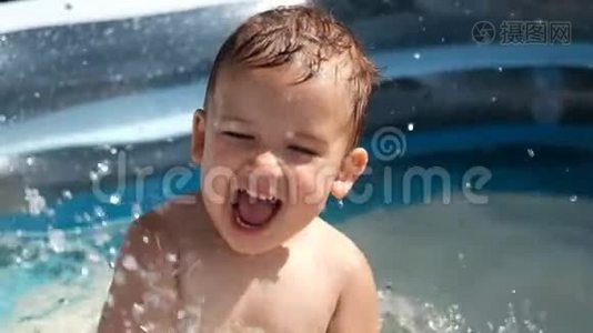 夏天，一个白色的小孩子在游泳池里溅起水花。视频