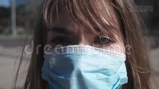 冠状病毒大流行期间户外手术面具中年轻沮丧女性的面部画像视频
