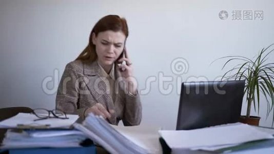 帮助签名，紧张的上班族忙碌的女人由于大量的电话和报告而处于紧张的状态视频