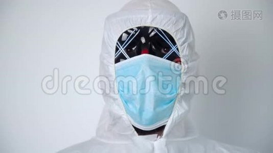 戴黑色面罩和防护罩的专家的肖像。 非典型病毒学家视频
