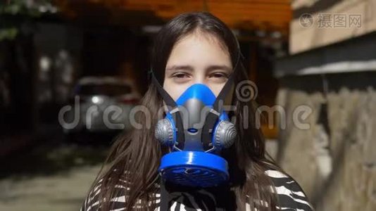 一名少女戴着呼吸器在空地上的肖像视频