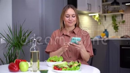 迷人的年轻女性使用智能手机拍摄蔬菜。视频