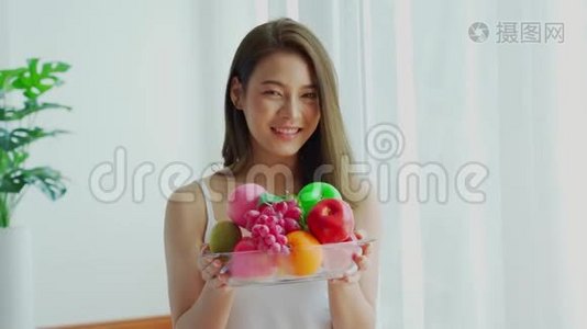 健康的亚洲女人拥有新鲜健康的水果和幸福视频
