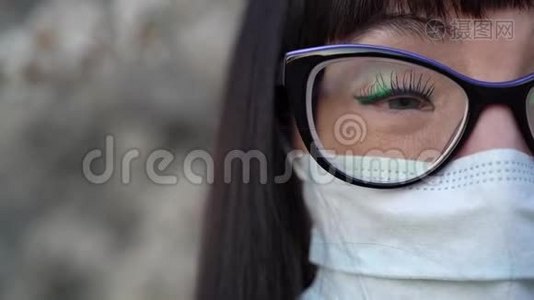戴医疗面具的女孩。 冠状病毒流行视频