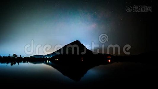 夜晚在湖边的银河系视频