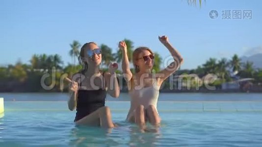 在热带度假胜地，有温泉、瀑布和温泉，年轻女性可以在有矿泉水的游泳池里玩视频