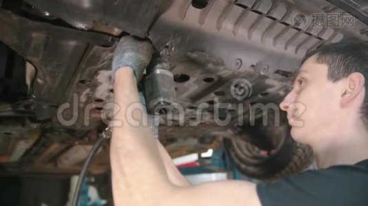 汽车修理店-男工断开汽车下面的盖子视频