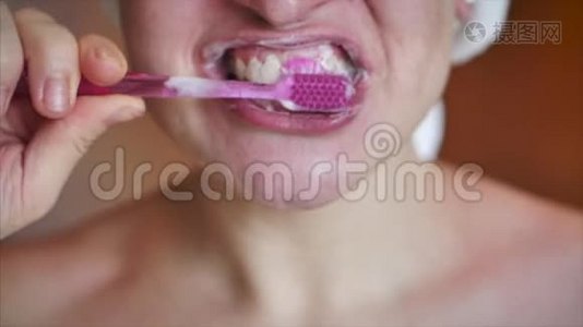 现代浴室里，漂亮的女孩或女人用特殊的刷牙工具牙膏刷牙视频