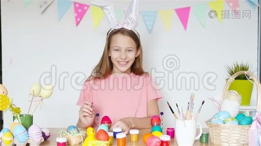 复活节快乐。 复活节时戴着兔子耳朵的漂亮小孩。视频