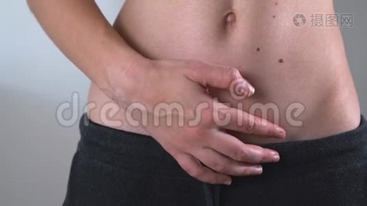 女性腹部`有剖宫产疤痕。 产后恢复。 婴儿分娩手术。 出生后健康妇女视频