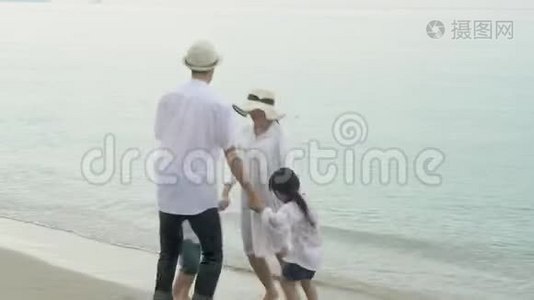快乐的亚洲家庭活动一起在海滩上休闲旅行视频