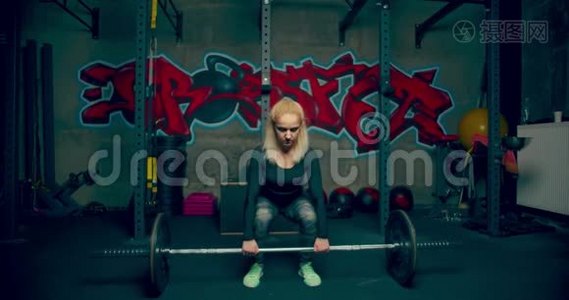 女运动员在运动健身馆侧下景用杠铃做举重运动视频