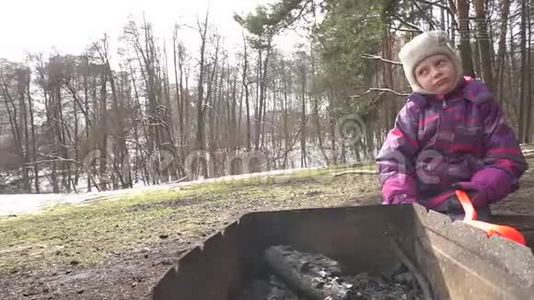 烤架和森林里的女孩，春天，雪，树，森林边缘视频